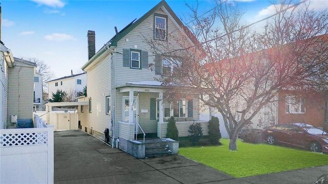 view of front of property featuring a front yard