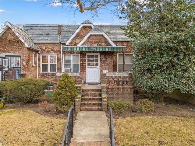 view of front of house featuring a front lawn