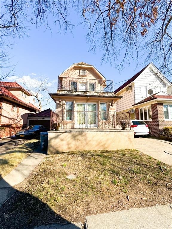 view of front of property with a balcony