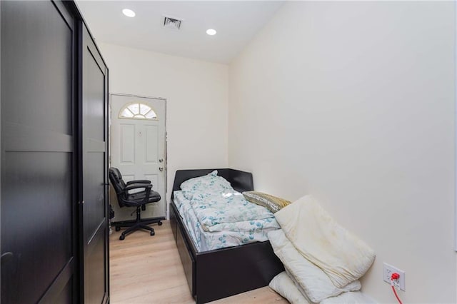 bedroom featuring light wood-type flooring, visible vents, and recessed lighting