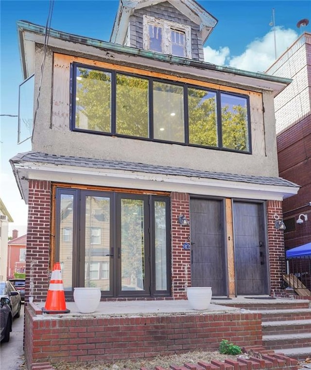 view of front facade featuring brick siding