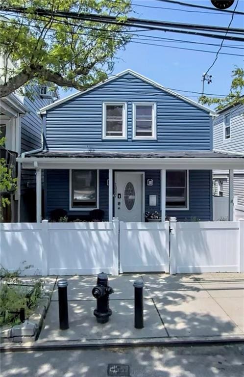 view of front of home with a fenced front yard