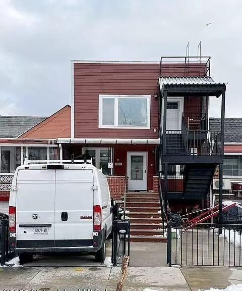 view of front of property featuring fence