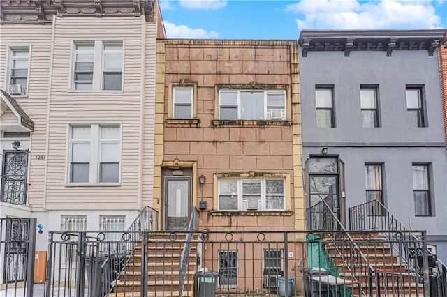 townhome / multi-family property featuring a fenced front yard