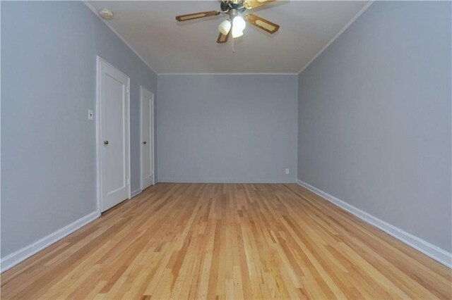 unfurnished room with ceiling fan, crown molding, light wood-style flooring, and baseboards