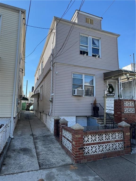 view of american foursquare style home