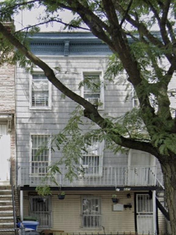 view of front of property featuring a balcony