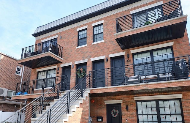 view of front facade featuring brick siding