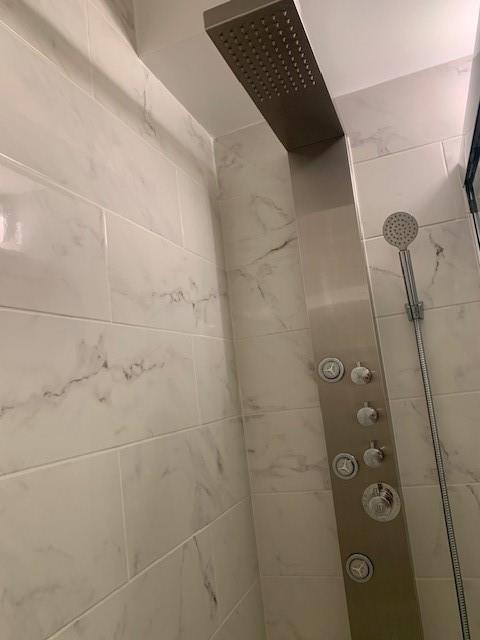 room details featuring tiled shower