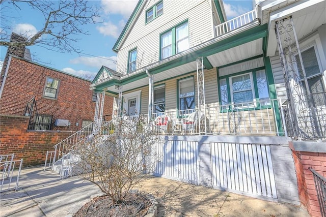 view of front of property featuring a porch