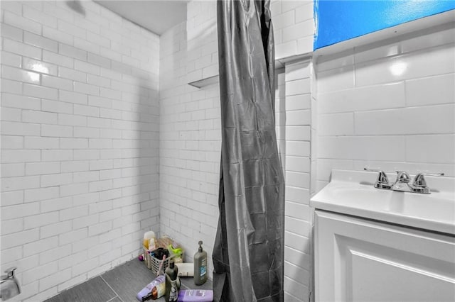 bathroom featuring a shower with shower curtain and vanity