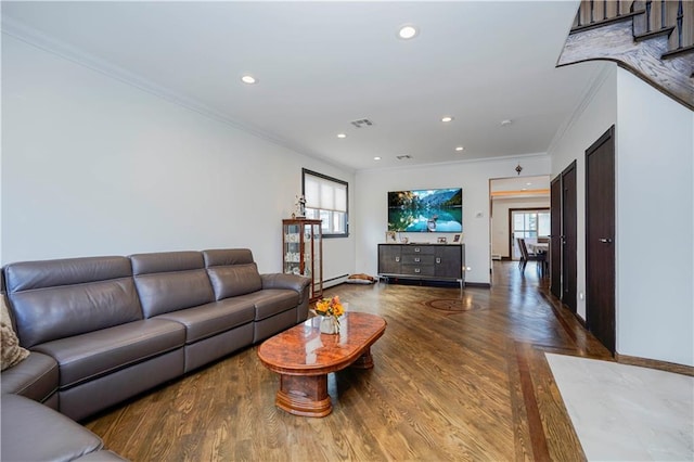 living room with recessed lighting, crown molding, baseboards, and wood finished floors