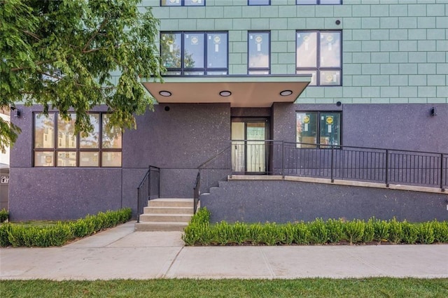 view of exterior entry featuring stucco siding