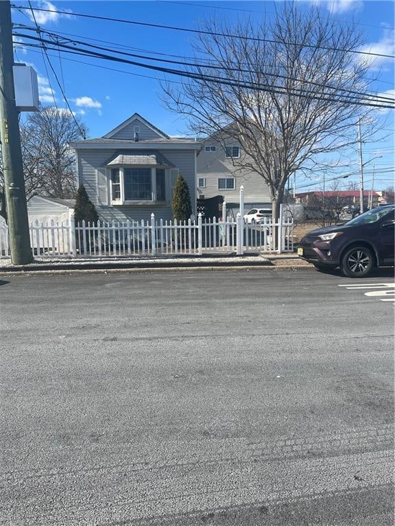 view of front of home with a fenced front yard