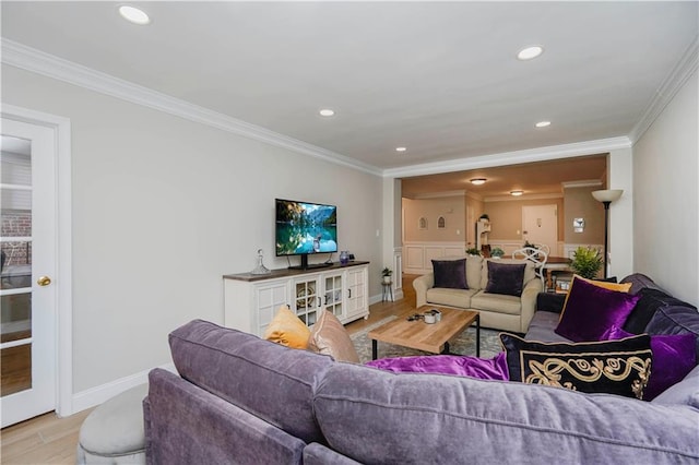 living area featuring light wood finished floors, baseboards, crown molding, and recessed lighting