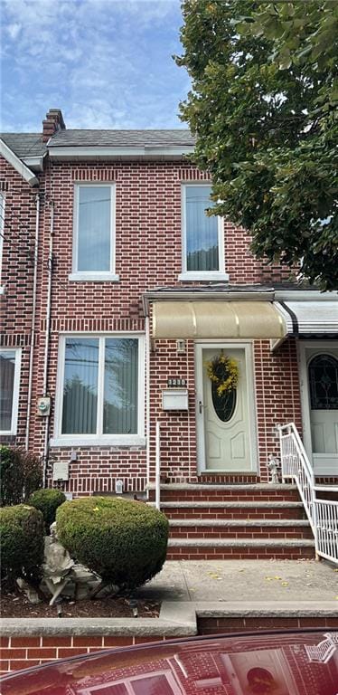 view of front facade with brick siding