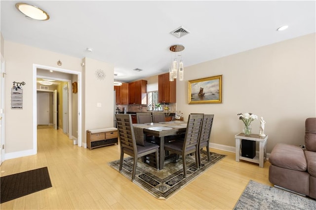 dining space featuring baseboards, recessed lighting, visible vents, and light wood-style floors