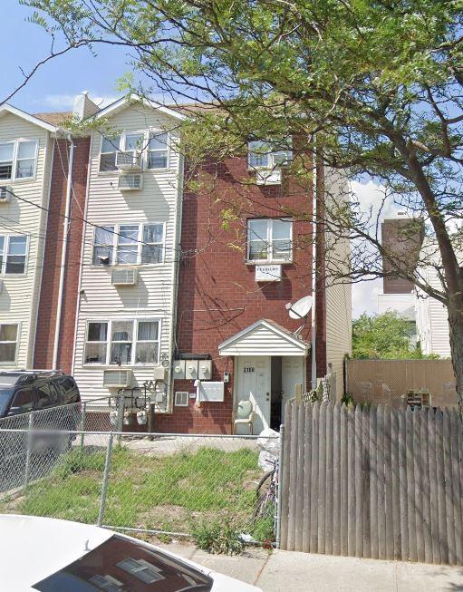 view of front facade with a fenced front yard