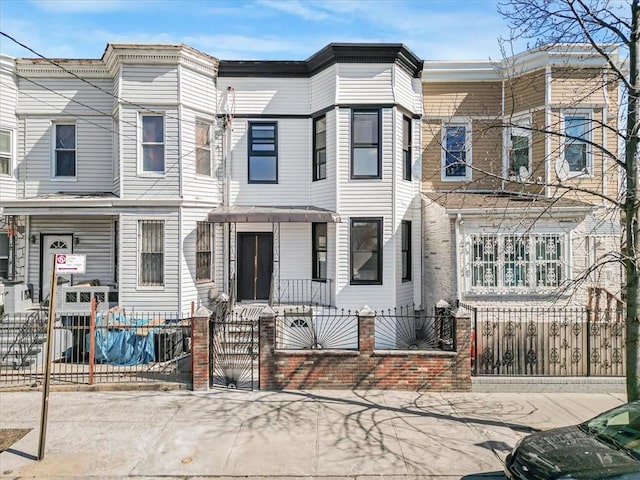 townhome / multi-family property featuring a fenced front yard