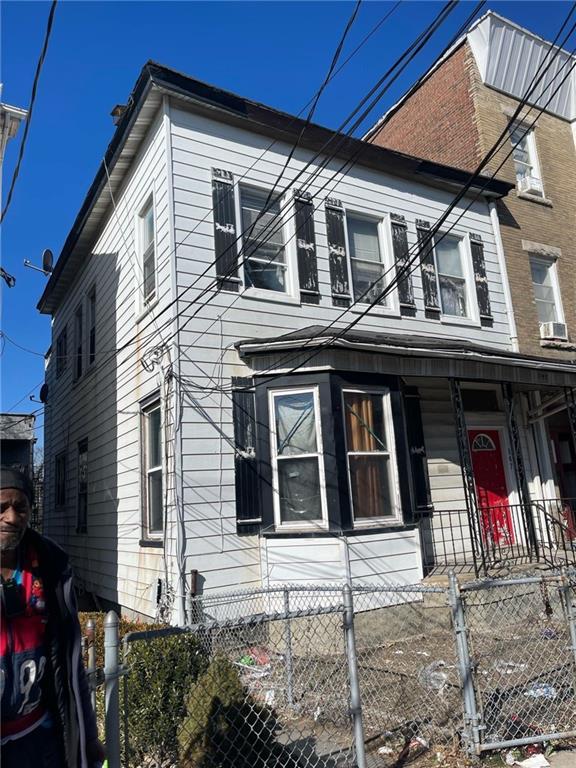 147 Hawthorne Ave, Yonkers, NY 10701 - view of front of house with a fenced front yard and a porch