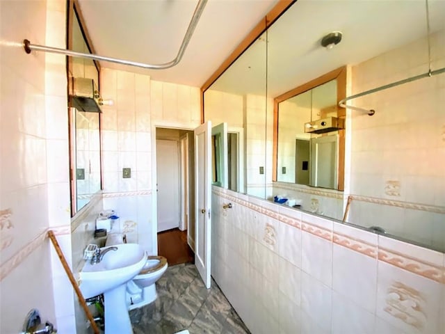 bathroom featuring tile walls