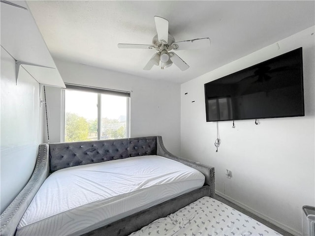 bedroom with baseboards and a ceiling fan