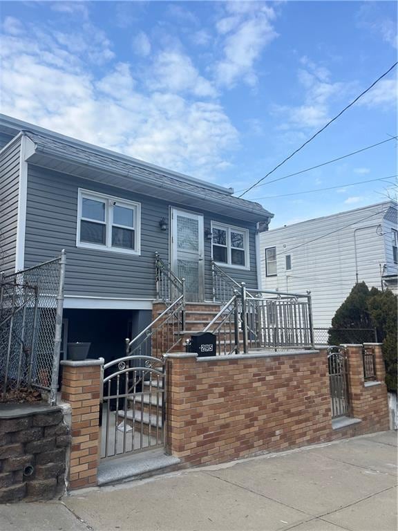 view of front of home featuring a gate and a fenced front yard