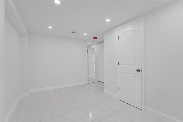 spare room featuring visible vents, recessed lighting, and baseboards