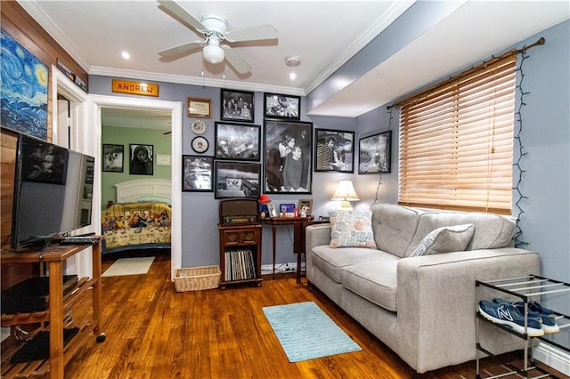 living room with recessed lighting, crown molding, ceiling fan, and wood finished floors