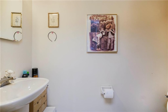 bathroom featuring a sink