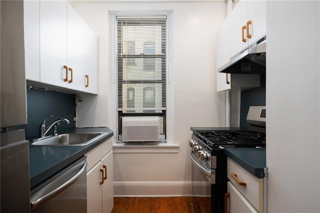 kitchen featuring a sink, stainless steel appliances, dark wood-type flooring, white cabinets, and under cabinet range hood