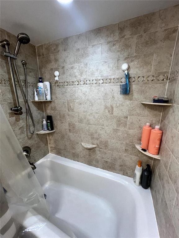 bathroom with tub / shower combination