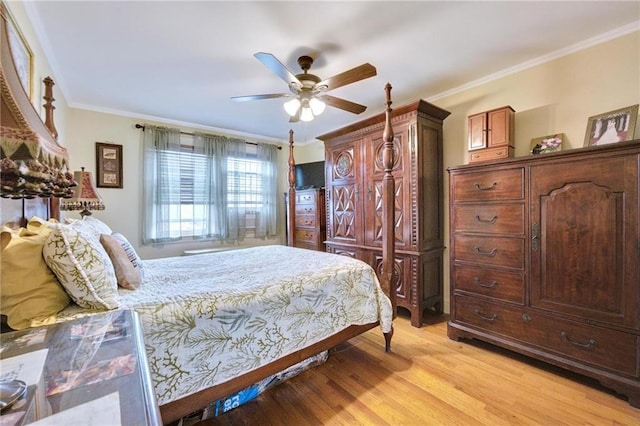 bedroom featuring crown molding, light wood-style flooring, and ceiling fan