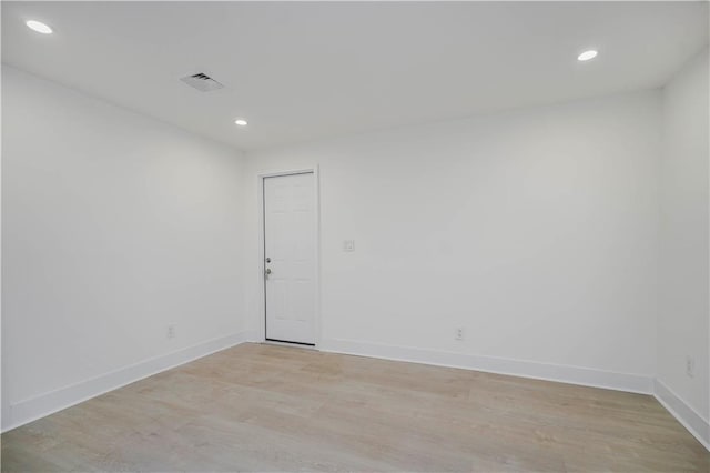 unfurnished room featuring recessed lighting, visible vents, light wood-style flooring, and baseboards