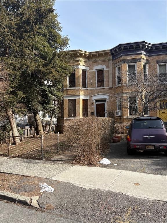 view of front facade featuring fence