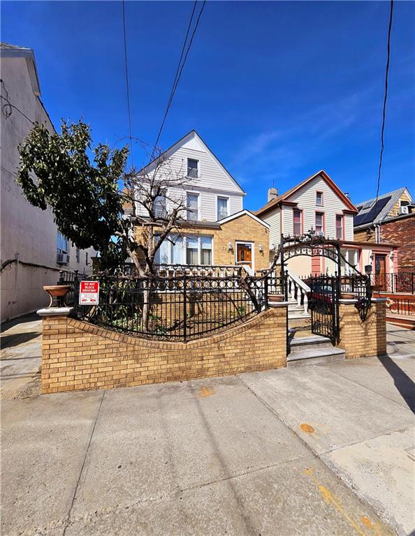 view of front of property featuring a fenced front yard