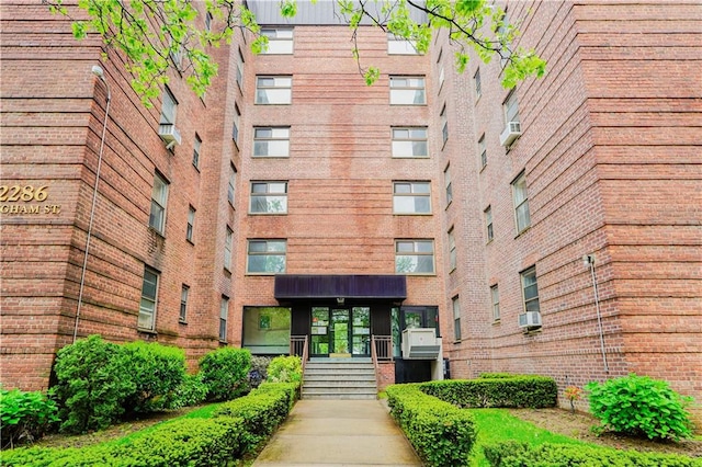 view of apartment building / complex featuring cooling unit