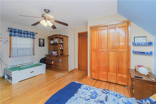 bedroom featuring light wood-style flooring, a closet, and a ceiling fan