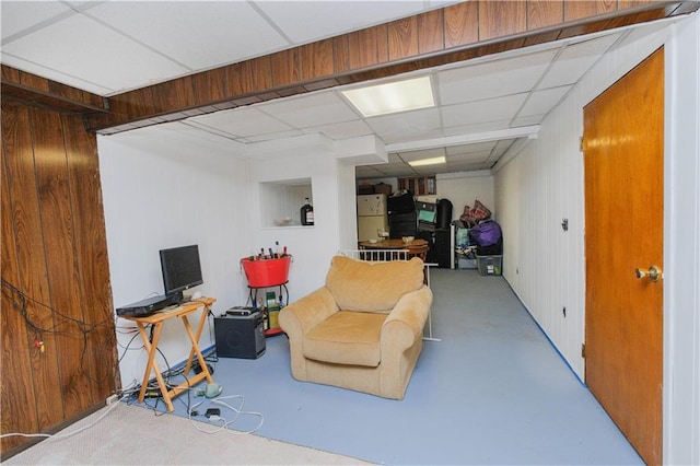 sitting room with a drop ceiling