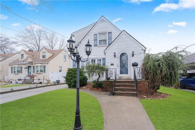 view of front of home featuring a front yard