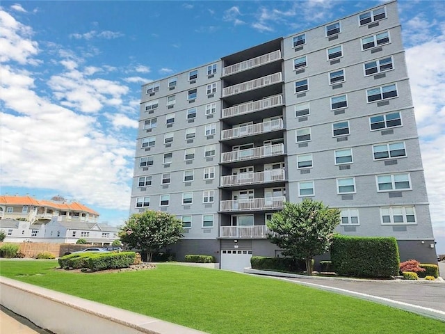 view of apartment building / complex