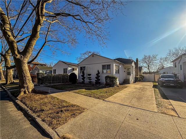 view of front facade with fence and driveway