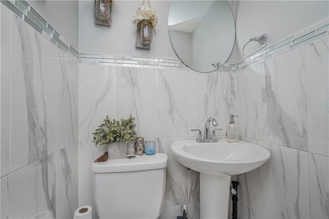 341 Hillman Ave, Staten Island, NY 10314 - bathroom with tile walls, toilet, and decorative backsplash
