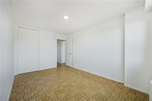 empty room featuring recessed lighting and baseboards