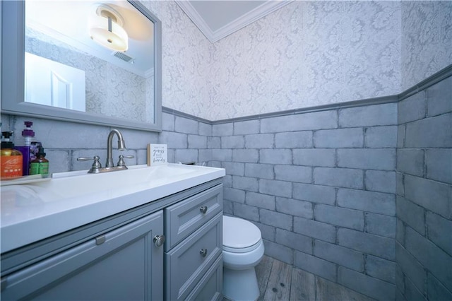 78 Darnell Ln, Staten Island, NY 10309 - bathroom with visible vents, crown molding, a wainscoted wall, vanity, and toilet