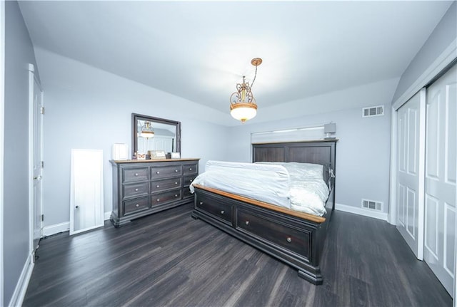 78 Darnell Ln, Staten Island, NY 10309 - bedroom featuring baseboards, dark wood-style floors, a closet, and visible vents