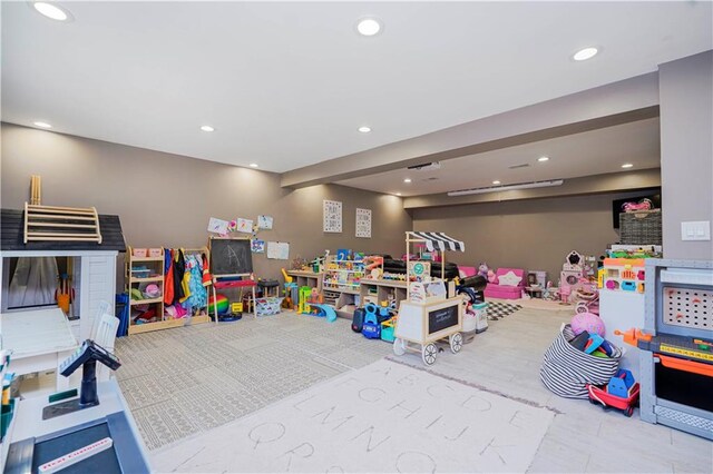 rec room featuring recessed lighting
