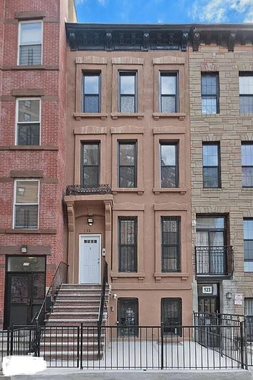 121 Lewis Ave, Brooklyn, NY 11221 - view of building exterior with a fenced front yard