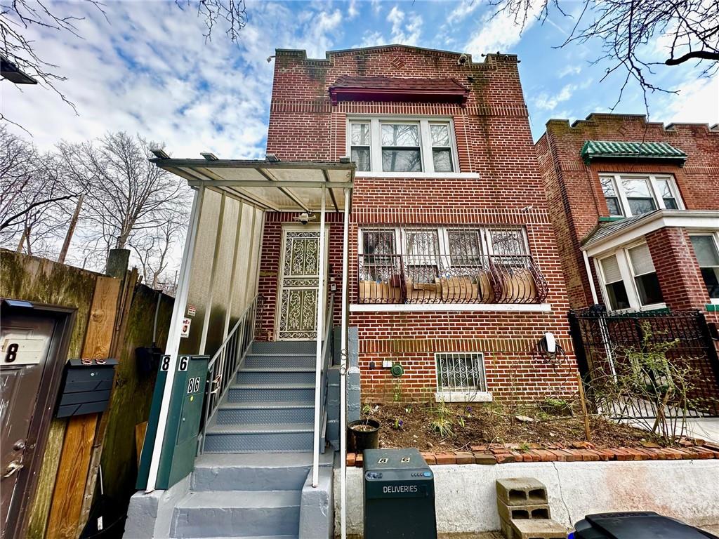 view of front facade with brick siding
