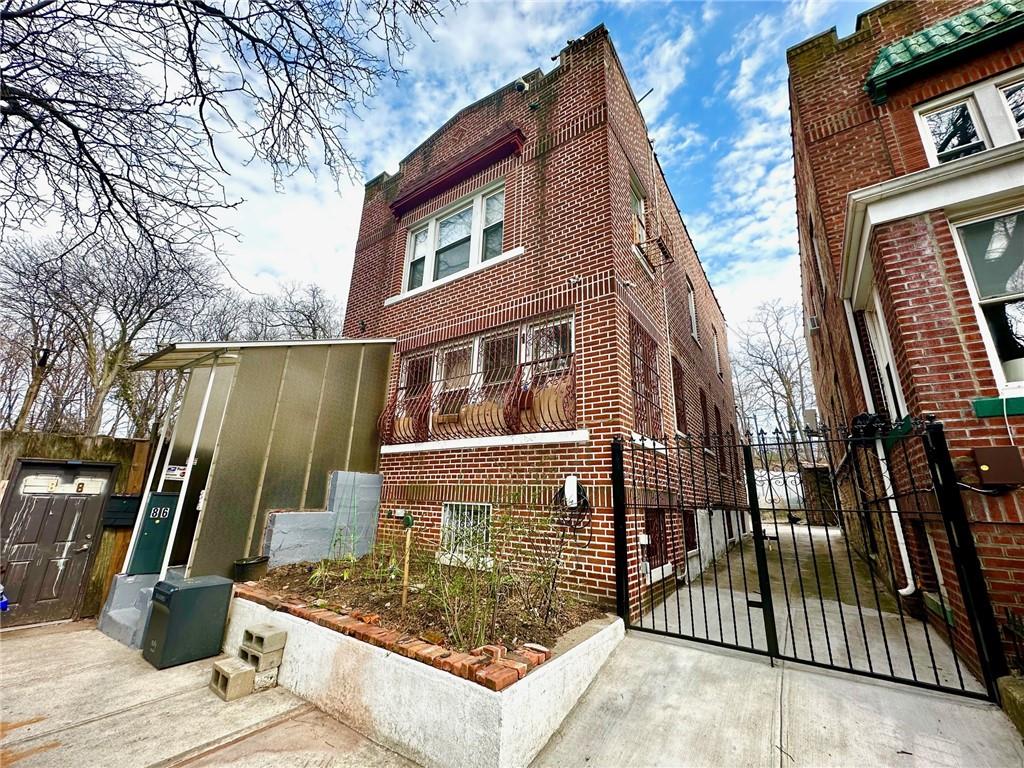 view of front facade with brick siding
